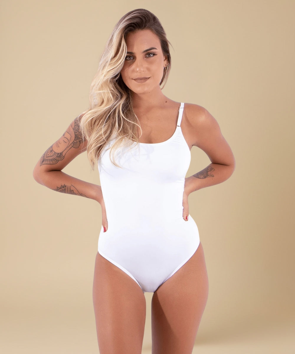maiô feminino, moda praia, maiô básico, alças finas, peça única, cores neutras, beachwear confortável, estilo minimalista, verão, look praia