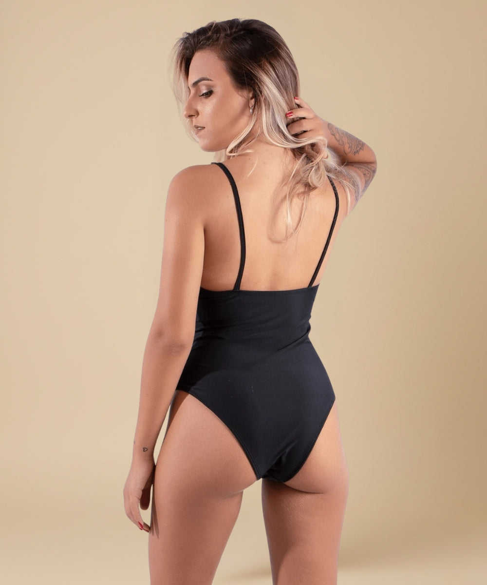 maiô feminino, moda praia, maiô básico, alças finas, peça única, cores neutras, beachwear confortável, estilo minimalista, verão, look praia